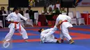 Tiga atlet nasional memeragakan gerakan Kumite Beregu Putri saat pembukaan Kejurmas Karate Piala Panglima TNI ke-IV di Mabes TNI, Jakarta, Jumat (19/8). Kejurnas mempertandingkan dua kategori utama, TNI dan Umum. (Liputan6.com/Helmi Fithriansyah)