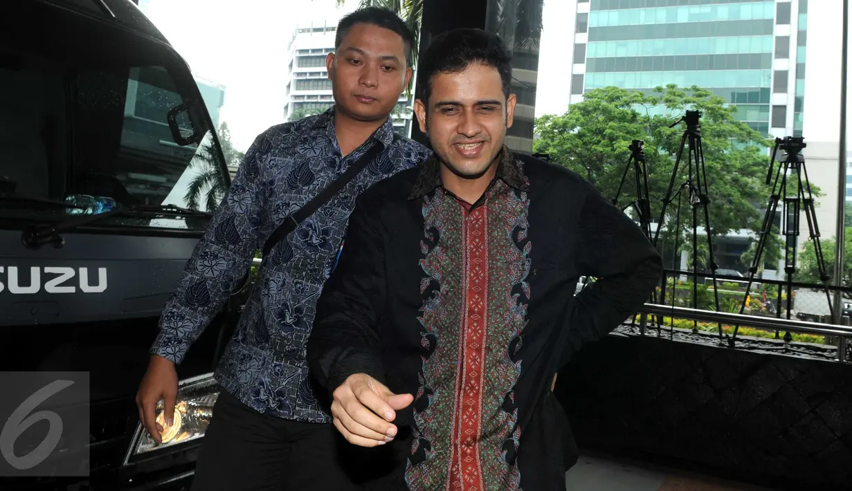 Terpidana korupsi Wisma Atlet Muhammad Nazaruddin tiba di Gedung KPK untuk menjalani pemeriksaan, Jakarta, Jumat (5/2). Semenjak turun dari mobil tahanan, Nazaruddin tampak terus memegang pinggang dan perutnya sembari berjalan. (Liputan6.com/Helmi Afandi)