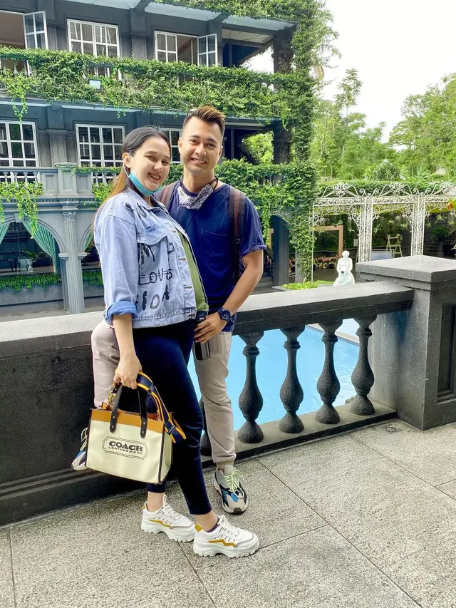 Nantikan Anak Kedua, Ini 7 Potret Kebersamaan Eza Gionino dan Istri yang Hamil Besar