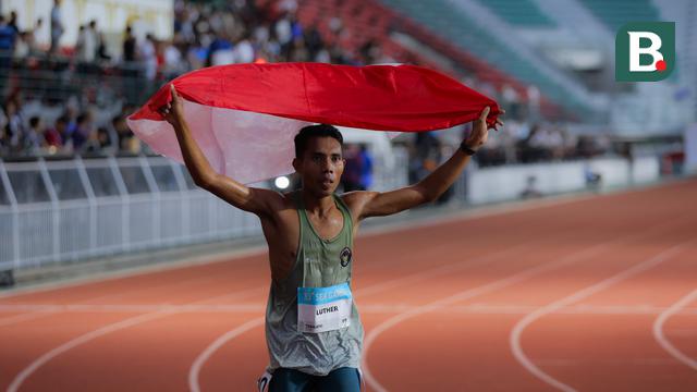 Pelari Indonesia, Rikki Marthin Luther Simbolon, saat lomba lari nomor 10.000 meter putra SEA Games 2025