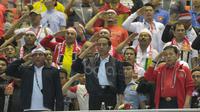 Presiden Republik Indonesia, Joko Widodo melakukan penghormatan saat lagi Indonesia Raya dikumandangkan pada laga Semi-final AFF Cup 2016 di Stadion Pakansari, Bogor, (03/12/2016). (Bola.com/Nicklas Hanoatubun)