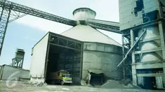 Suasana di Pabrik Semen Gresik, Tuban, Jawa Timur, Selasa (15/3). PT Semen Indonesia Tbk menargetkan penjualan semen domestik sebesar 15.416.000 ton pada 2017. (Liputan6.com/Gempur M Surya)