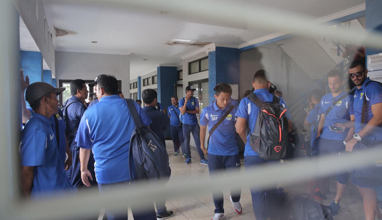 Pemain Persib berkumpul di lobi Mess Persib sebelum berangkat ke Jakarta, Jumat (16/10/2015). (Bola.com/Vitalis Yogi Trisna)