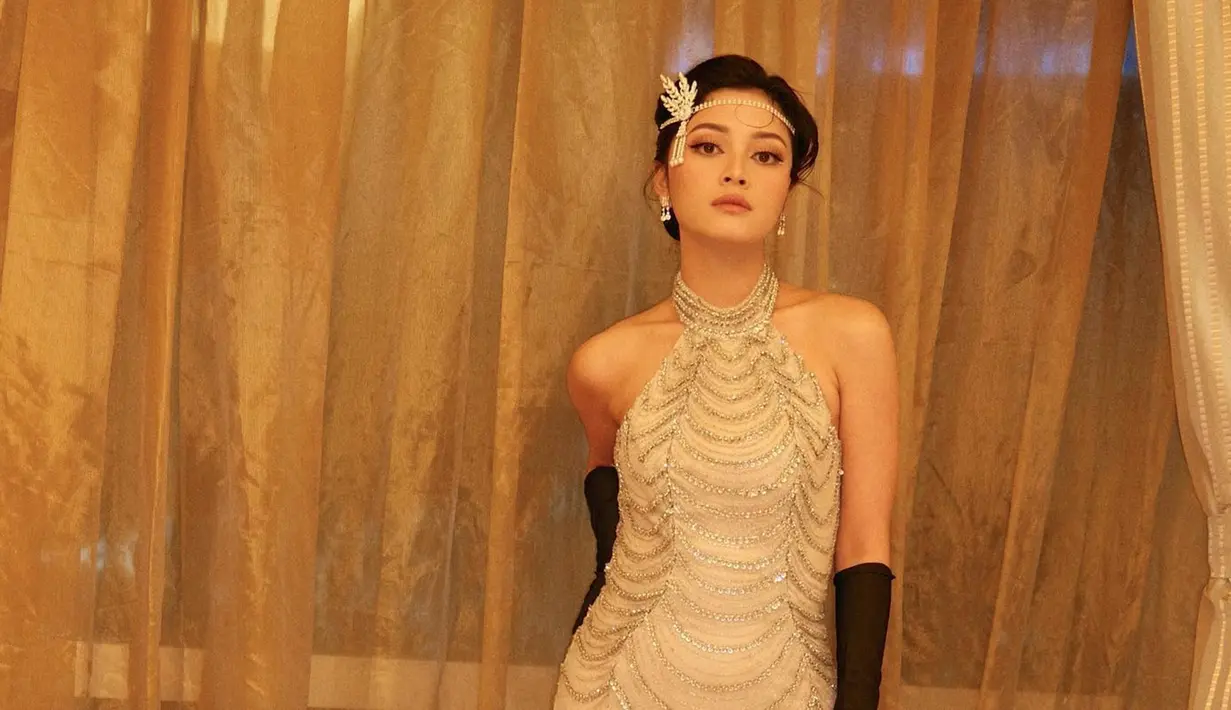 Tampil dengan gaya seperti pemain film The Great Gatsby, sosok Yoriko Angeline terlihat berbeda dari biasanya. Sosoknya terlihat semakin anggun dengan dress dan aksesoris dengan gaya vintage. Pesonanya ini pun banyak menuai pujian dari para netizen. (Liputan6.com/IG/@yorikooangln_)