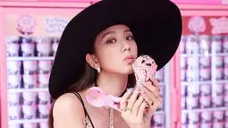 Dalam salah satu scene di video klip Ice Cream, penampilan Jisoo yang memakai topi lebar ini banjir pujian. Pasalnya, ia disebut-sebut cocok memakai berbagai model topi dan membuatnya terlihat makin stylish. (Liputan6.com/IG/@sooyaaa__)