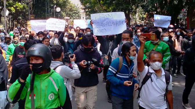 Pembawa Bom Molotov saat Demo Menolak PPKM di Bandung Jadi Tersangka - Vimarsana News