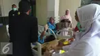 Julia Perez menyapa awak media usai menjalani pemeriksaan MRI di RSCM, Jakarta, Rabu (28/12). Sebelumnya, Julia Perez diketahui telah di vonis dokter, bahwa ia tengah terkena kanker serviks stadium 4. (Liputan6.com/Herman Zakharia)
