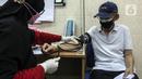 Warga menjalani pemeriksaan kondisi kesehatan saat pelaksanaan vaksinasi booster COVID-19 di Puskesmas Cilandak, Jakarta, Rabu (12/1/2022). Kelompok prioritas penerima vaksinasi booster COVID-19 adalah orang lanjut usia (lansia) dan penderita immunokompromais. (Liputan6.com/Johan Tallo)