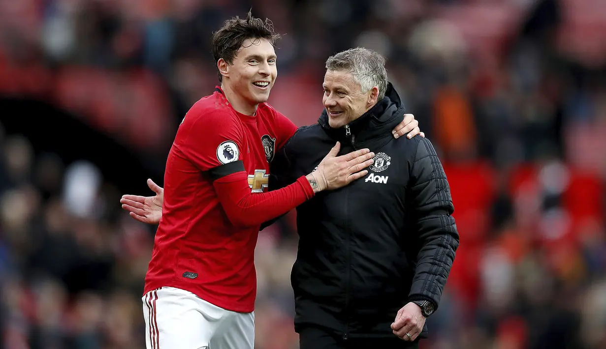 Pemain Manchester United Victor Lindelof (kiri) dan manajer Ole Gunnar Solskjaer usai melawan Watford pada pertandingan Liga Inggris di Old Trafford, Manchester, Inggris, Minggu (23/2/2020). Manchester United menang 3-0. (Martin Rickett/PA via AP)