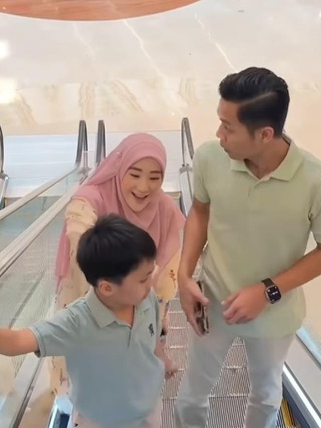 Potret Larissa Chou ke acara Jakarta Fashion Week ditemani keluarga (Sumber: Instagram/larissachou)