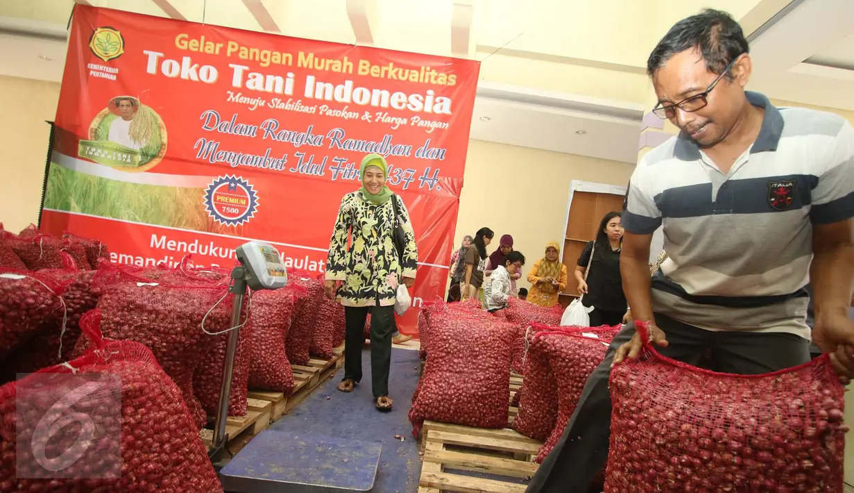 Warga membeli bawang merah yang dijual pada peresmian Toko Tani Indonesia Permanen di Pasar Minggu, Jakarta, Rabu (15/6). Di Toko Tani yang buka setiap hari hingga H-1 Idul Fitri ini bawang merah dijual Rp23.000 per kg. (Liputan6.com/Immanuel Antonius)