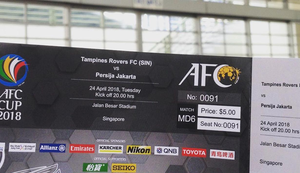 Mustopha menunjukan tiket yang dibelinya sebelum menyaksikan laga AFC Cup antara Tampines Rovers melawan Persija Jakarta di Stadion Jalan Besar, Singapura. (Bola.com/Mustopha)