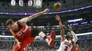 Pemain Chicago Bulls, Dwyane Wade (kanan) melakukan tembakan saat dihadang pemain Washington Wizards, Jason Smith pada laga NBA basketball game di United Center, Chicago, (21/12/2016).  Wizards menang 107-97. (AP/Charles Rex Arbogast)