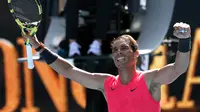 Petenis Rafael Nadal merayakan kemenangannya atas Hugo Dellien pada pertandingan tunggal putra putaran pertama kejuaraan tenis Australia Terbuka di Melbourne, Australia, Selasa (21/1/2020). Nadal mengalahkan Dellien dan melaju ke putaran kedua Australia Terbuka. (AP Photo/Lee Jin-man)