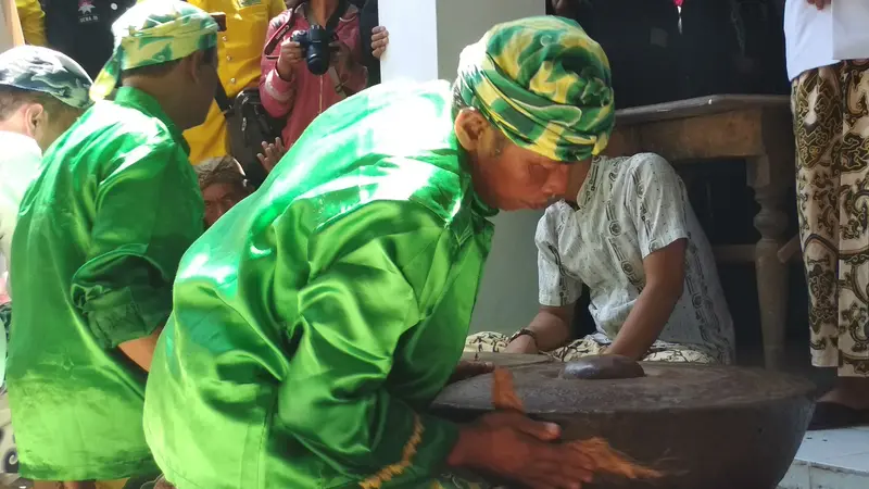 Cara Keraton Kanoman Cirebon Bersihkan Gong Sekati Usia 740 Tahun