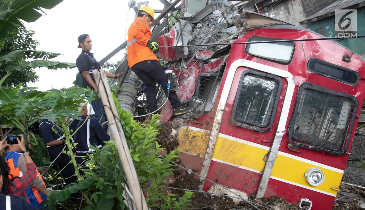 Petugas mengevakuasi rangkaian KRL yang anjlok di perlintasan Kebon Pedes, Bogor, Jawa Barat, Minggu (10/3). KAL bernomor 1722 relasi Jatinegara-Bogor itu anjlok di antara Stasiun Cilebut dengan Stasiun Bogor. (Liputan6.com/Immanuel Antonius)