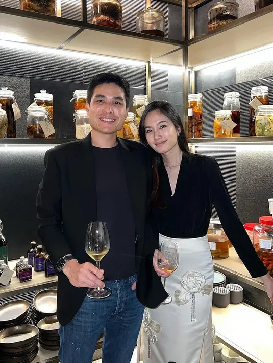 <p>Berkali-kali keduanya tampil serasi dengan busananya, seperti keduanya mengenakan atasan warna hitam yang terlihat kasual. [@poydtreechada]</p>