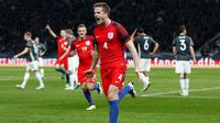Pemain tim nasional Inggris, Eric Dier, mencetak gol ke gawang Jerman pada laga persahabatan di Olympiastadion, Berlin, Sabtu (27/3/2016). (Reuters/Carl Recine)