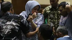 Terdakwa dugaan suap DPRD Sumatera Utara, Tiaisah Ritonga menangis usai menjalani sidang pembacaan putusan di Pengadilan Tipikor, Jakarta, Kamis (14/02). Tiaisah divonis bersalah, dihukum empat tahun dan denda Rp100 juta. (Liputan6.com/Helmi Fithriansyah)
