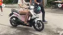 Tampil mengenakan seragam karyawan hotel yang sederhana, Lisa pun tampak jauh berbeda dari penampilan glamornya di atas panggung. Ekspresi wajahnya yang serius menunjukkan komitmennya untuk memerankan karakter Mook dengan baik dan totalitas. (Liputan6.com/IG/@lalalalisa_m)