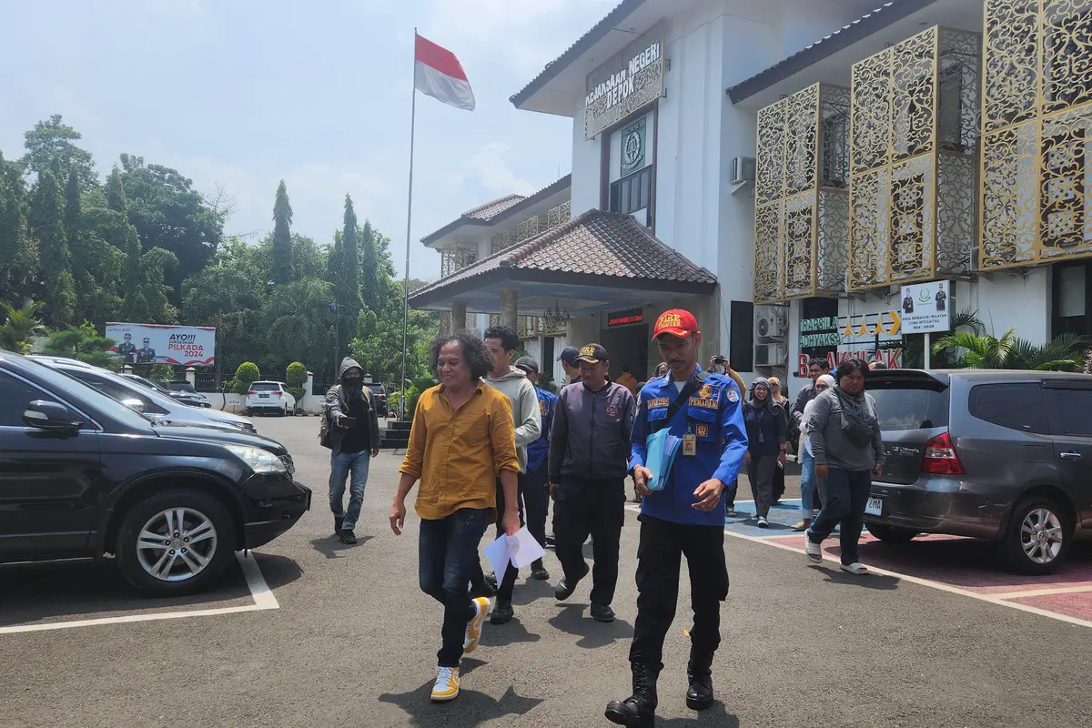 Kuasa hukum bersama sejumlah petugas DPKP Kota Depok mendatangi kantor Kejari Kota Depok. (Liputan6.com/Dicky Agung Prihanto)