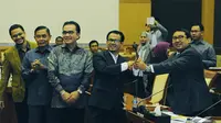 Fadli Zon (kanan) memberikan palu sidang kepada Ketua Komisi I terpilih Mahfudz Siddiq (kedua kanan), Jakarta, Rabu (29/10/2014) (Liputan6.com/Andrian M Tunay)