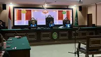 Pihak penggugat dalam perkara gugatan terkait surat keterangan atas nama Gibran Rakabuming Raka meninggalkan ruang sidang atau walk out dalam persidangan lanjutan di Pengadilan Tata Usaha Negara (PTUN) Jakarta, Kamis (29/10/2026). (Liputan6.com/Zahraa Devana)