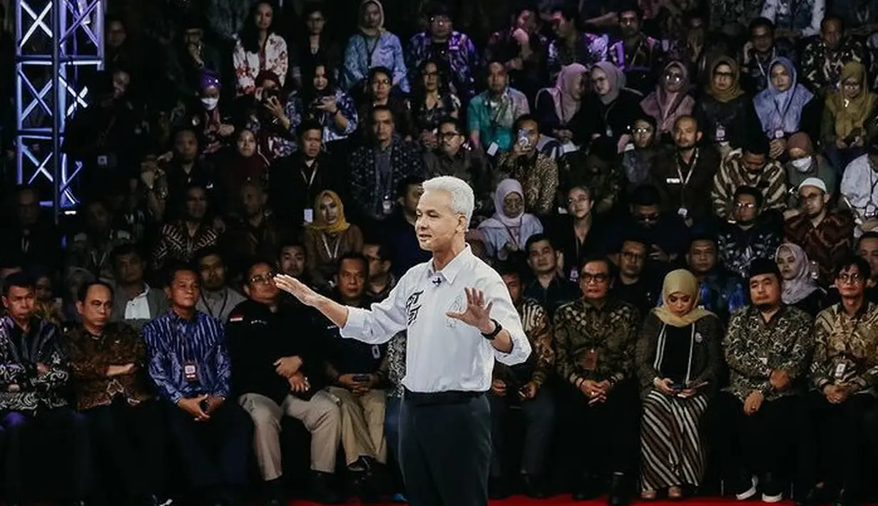 <p>Kemeja tersebut dipadukan celana panjang hitam yang serasi dengan sneakersnya. Ia pun tampak mengenakan jam tangan. &nbsp;[@ganjar_paranowo]</p>