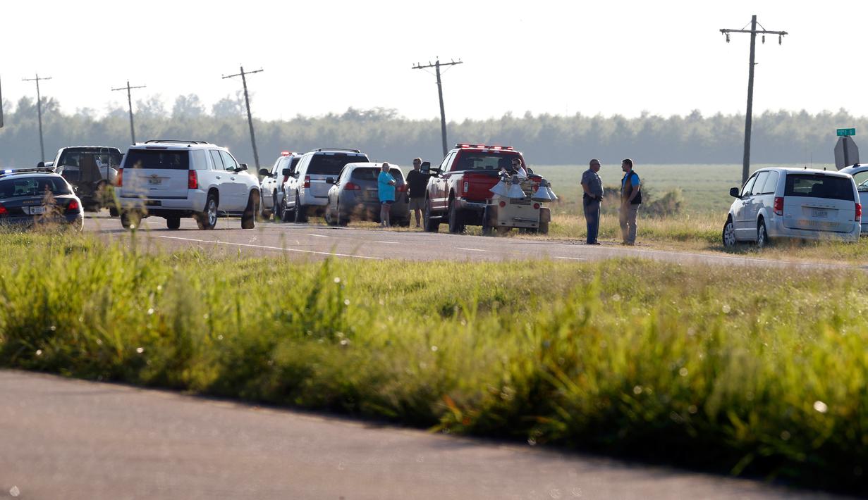 Petugas layanan darurat berdatangan ke lokasi jatuhnya sebuah pesawat milik korps marinir AS di jalur county Sunflower-Leflore, negara bagian Mississippi, Senin (10/7). Penyebab jatuhnya pesawat jenis KC-130 ini belum diketahui pasti. (AP Photo/Andy Lo)