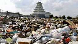 Sejumlah perabotan rumah tangga yang rusak akibat banjir menumpuk di titik pengumpulan sampah di depan "Toyota Castle" di Joso, Ibaraki Prefecture, Jepang, Sabtu (12/9/2015). Setidaknya 16 orang masih dinyatakan hilang. (REUTERS/ Kyodo)