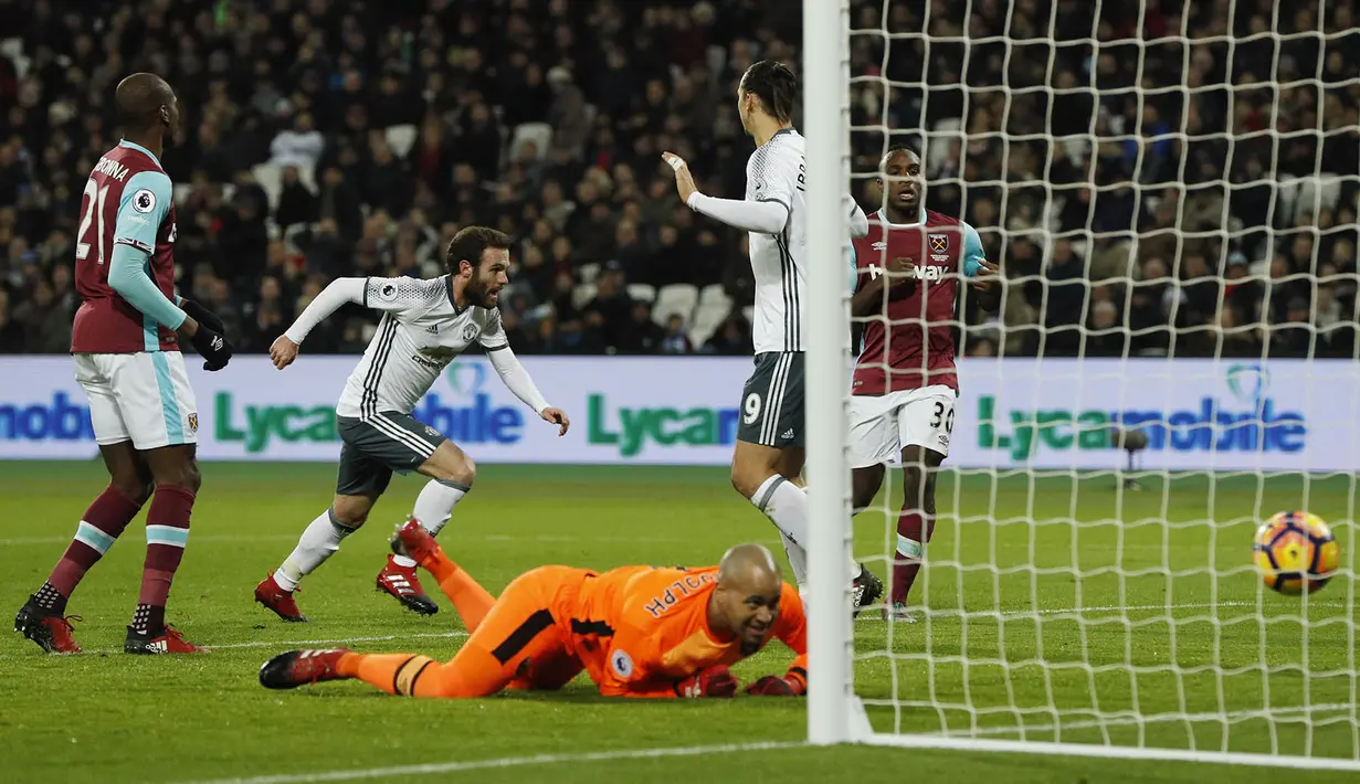 Proses terjadinya gol Manchester United yang dicetak Juan Mata ke gawang West Ham. MU akhirnya berhasil unggul 1-0 atas West Ham berkat gol Mata pada menit ke-63 memanfaatkan assist dari Marcus Rashford. (Reuters/John Sibley)