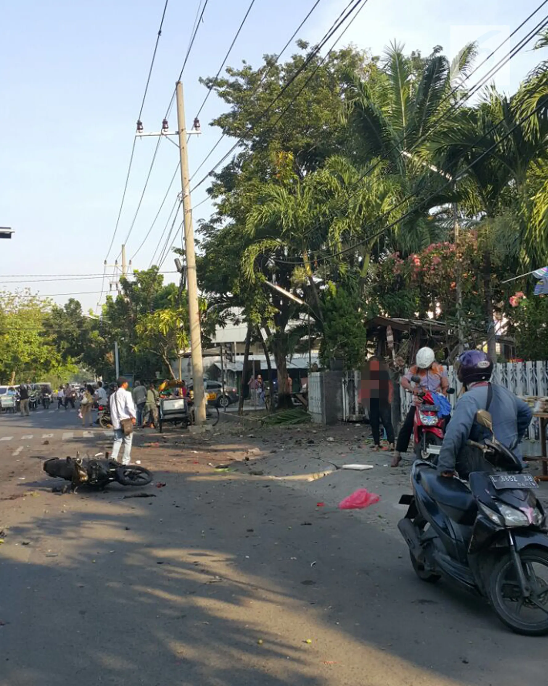 Seorang wanita menjadi korban ledakan bom di salah satu gereja di Surabaya, Minggu (12/5). Ledakan bom terjadi di tiga gereja, yaitu Gereja Santa Maria, GKI Wonokromo Diponegoro, dan Gereja di Jalan Arjuno. (Liptan6.com/Istimewa)