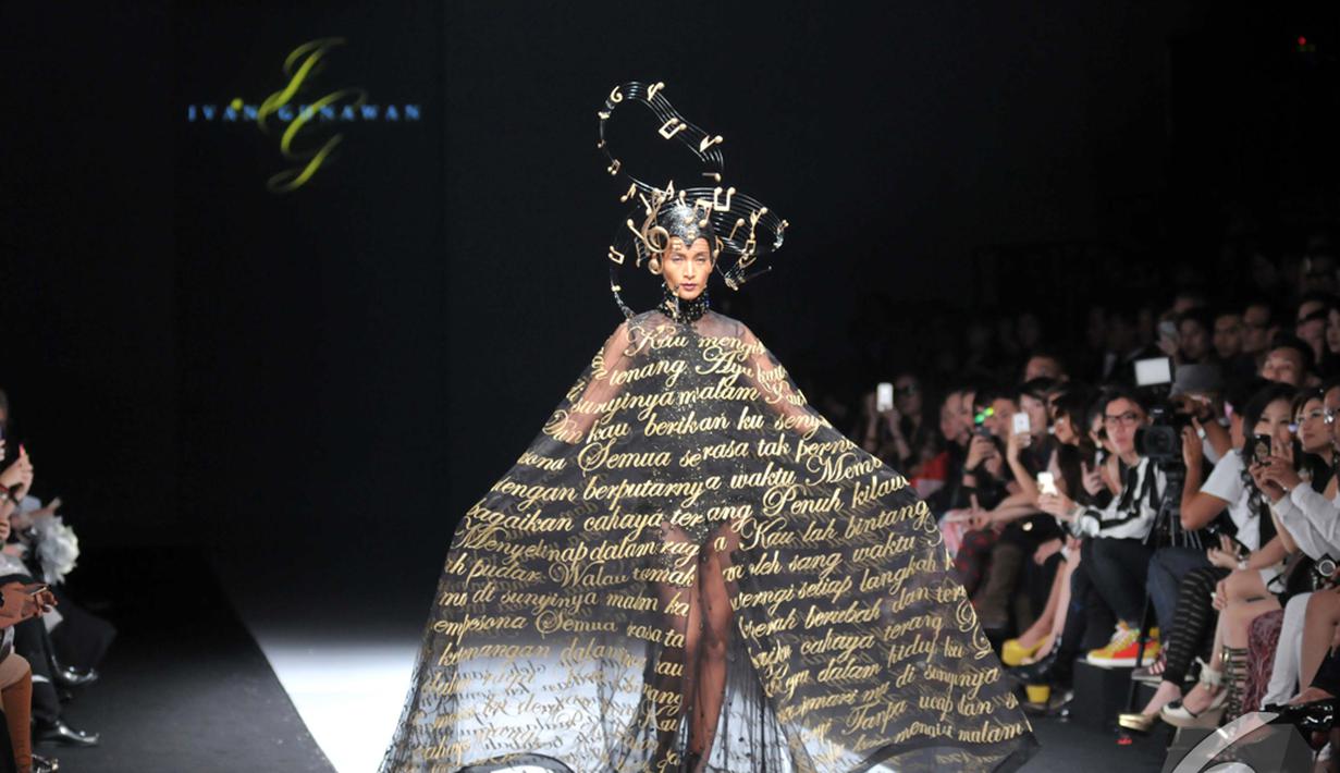 Pada bagian akhir muncul busana gaun jubah terawang bertuliskan curahan hati Ivan Gunawan bertinta emas. Foto diambil pada Rabu (5/11/2014) (Liputan6.com/Panji Diksana)