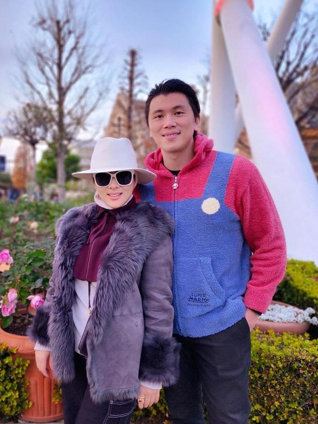 Jadi Mario Bros, 7 Potret Liburan Reino Barack dan Syahrini di Taman Bermain