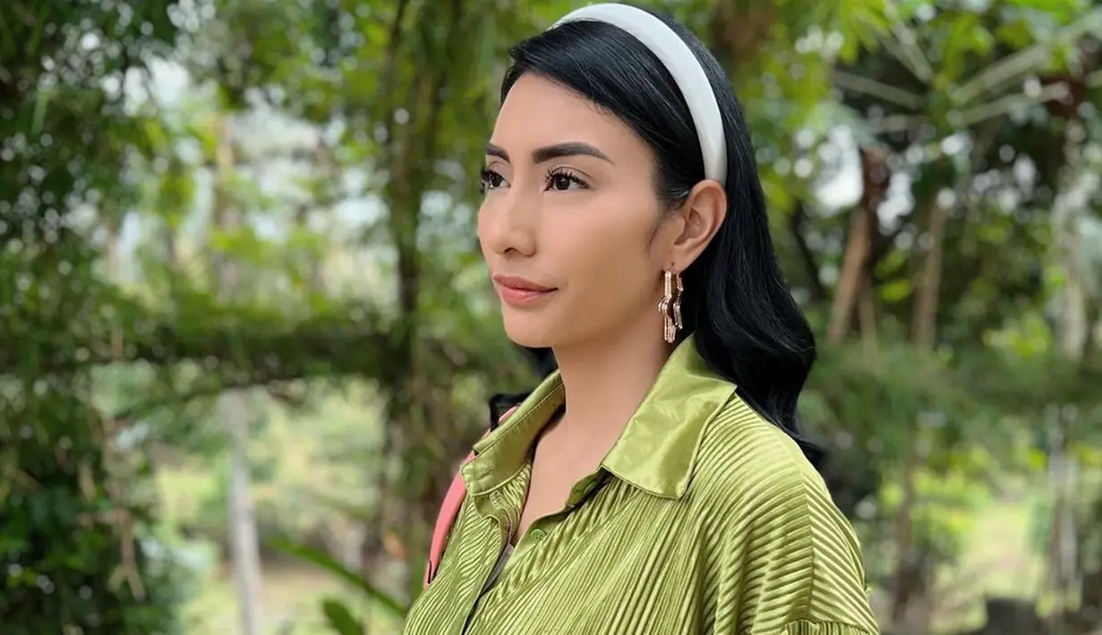 Beberapa waktu terakhir, Tyas Mirasih kerap tampil mengenakan bandana. Wanta yang dikabarkan berpacaran dengan Tengku Rezi ini tampak makin menawan saat mengenakan aksesoris bandana. (Liputan6.com/IG/@tyasmirasih)