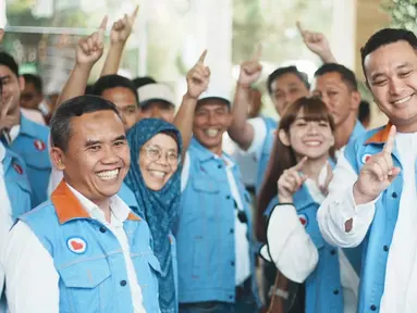 Di nomor urut satu pasangan cabup dan cawabup Kabupaten Bandung Barat (KBB) ada Didik Agus Triwiyono dan Gilang Dirga. Mereka juga didampingi oleh istri masing-masing saat datang ke acara debat perdana pilbup Bandung Barat. Didik dan Gilang Dirga kompak kenakan rompi ala Dilan dengan kemeja putih sebagai inner. (Liputan6.com/IG/@didik.gilangdirga)