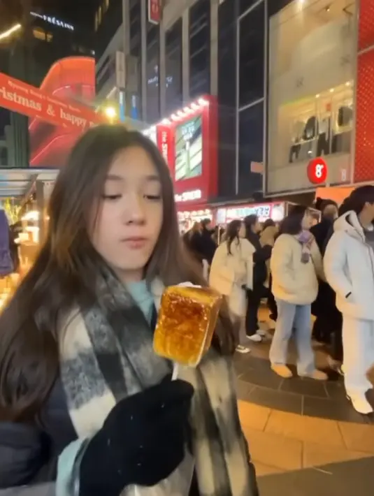 Mikhaela juga tampil dengan wajah putih tanpa makeup sesuai dengan usianya. Ia mengenakan gloves rajut hitam untuk menghalau rasa dingin di Korea. [@nafaurbach]