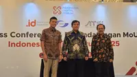 Ketua Umum APJII Muhammad Arif (kiri), Ketua Umum PANDI John Sihar Simanjuntak, dan Waketum ATSI Merza Fachys meneken MoU untuk menggelar Indonesia Digital Forum (Liputan6.com/ Agustin Setyo Wardani)