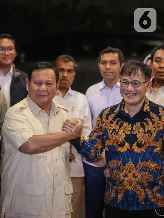 Budiman tampak mengenakan baju batik hitam bercorak coklat dan biru. (Liputan6.com/Faizal Fanani)