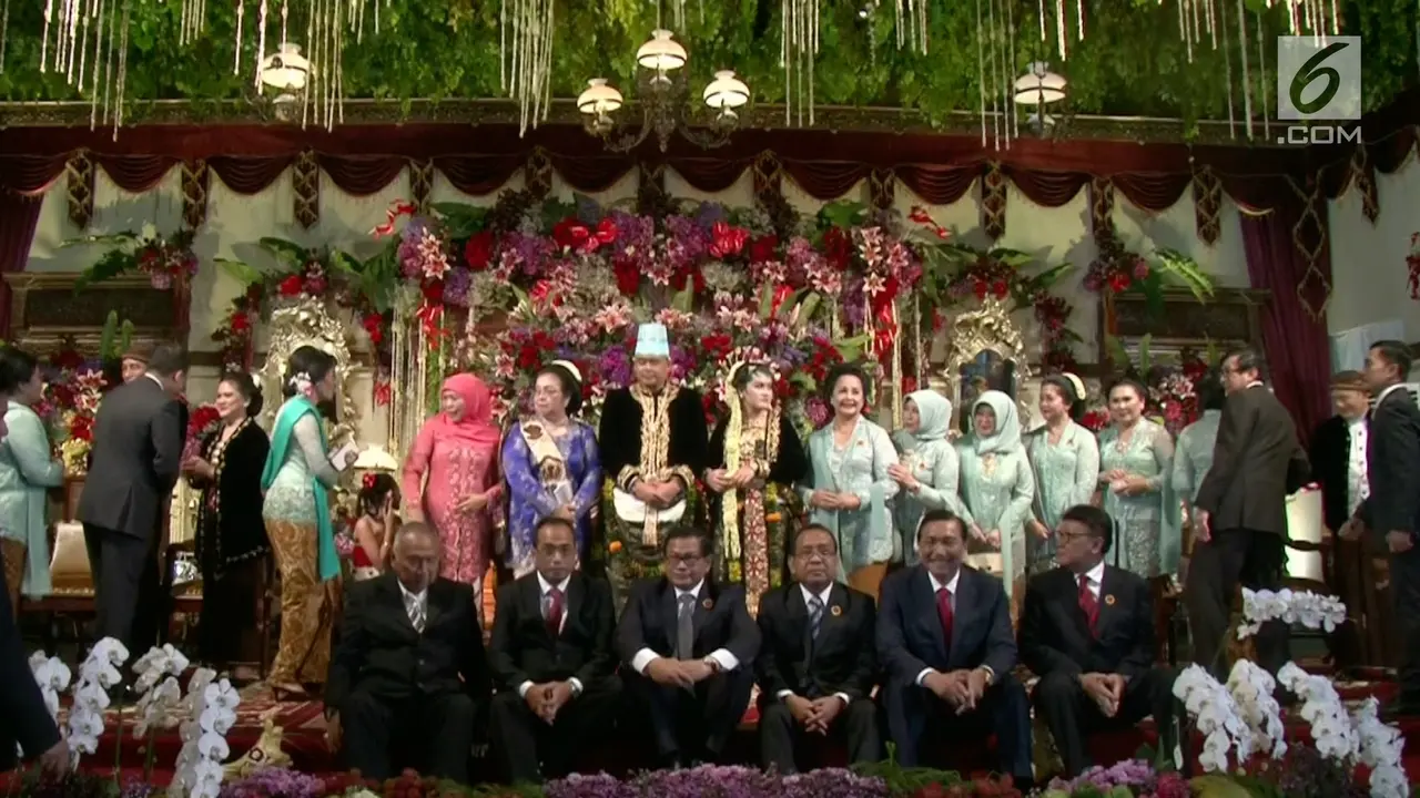 Ketika Para Menteri Duduk Dibawah dan Foto Bersama Pengantin Kahiyang-Bobby