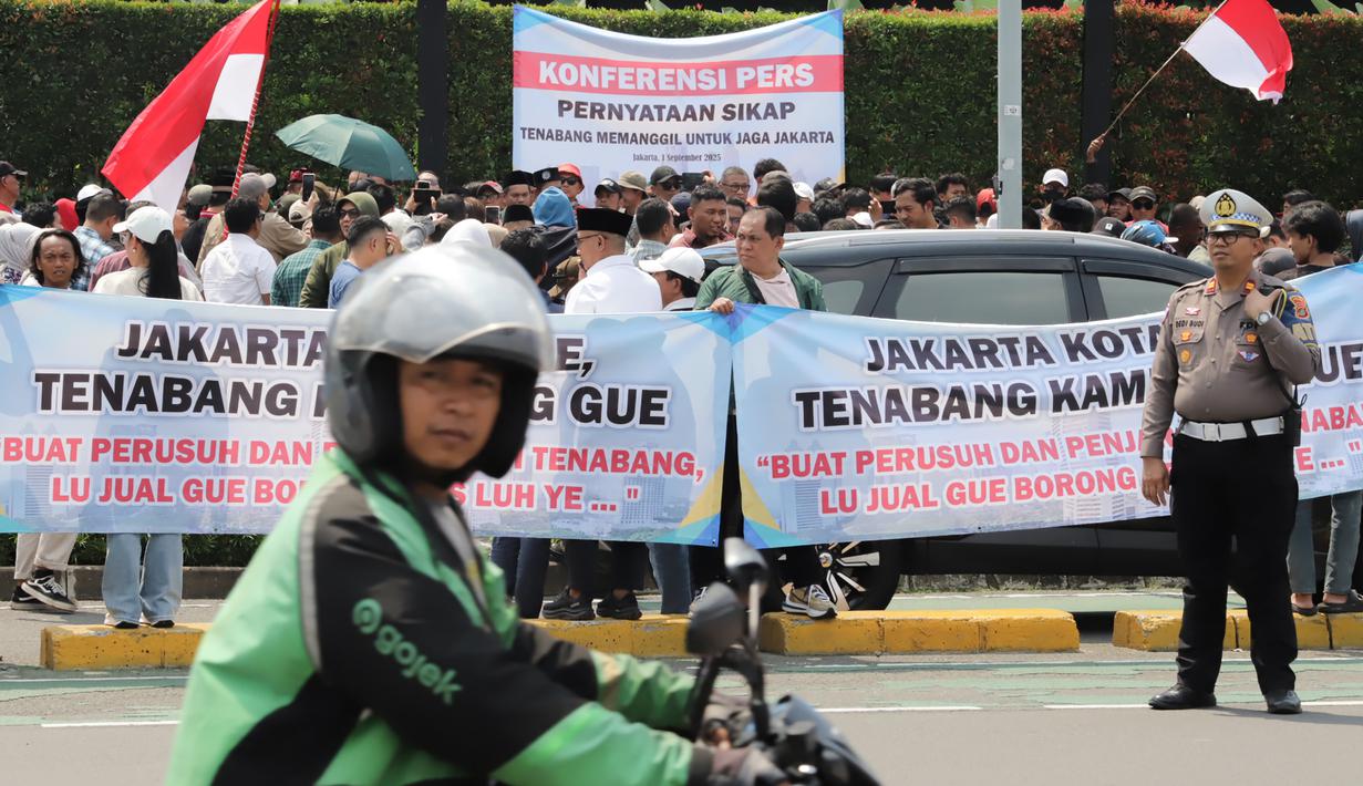Namun, aksi unjuk rasa yang disertai dengan perusakan di sejumlah tempat atau fasilitas umum tidak dapat dibenarkan, dan tindakan tersebut yang ditentang oleh warga Tanah Abang. (merdeka.com/Arie Basuki)