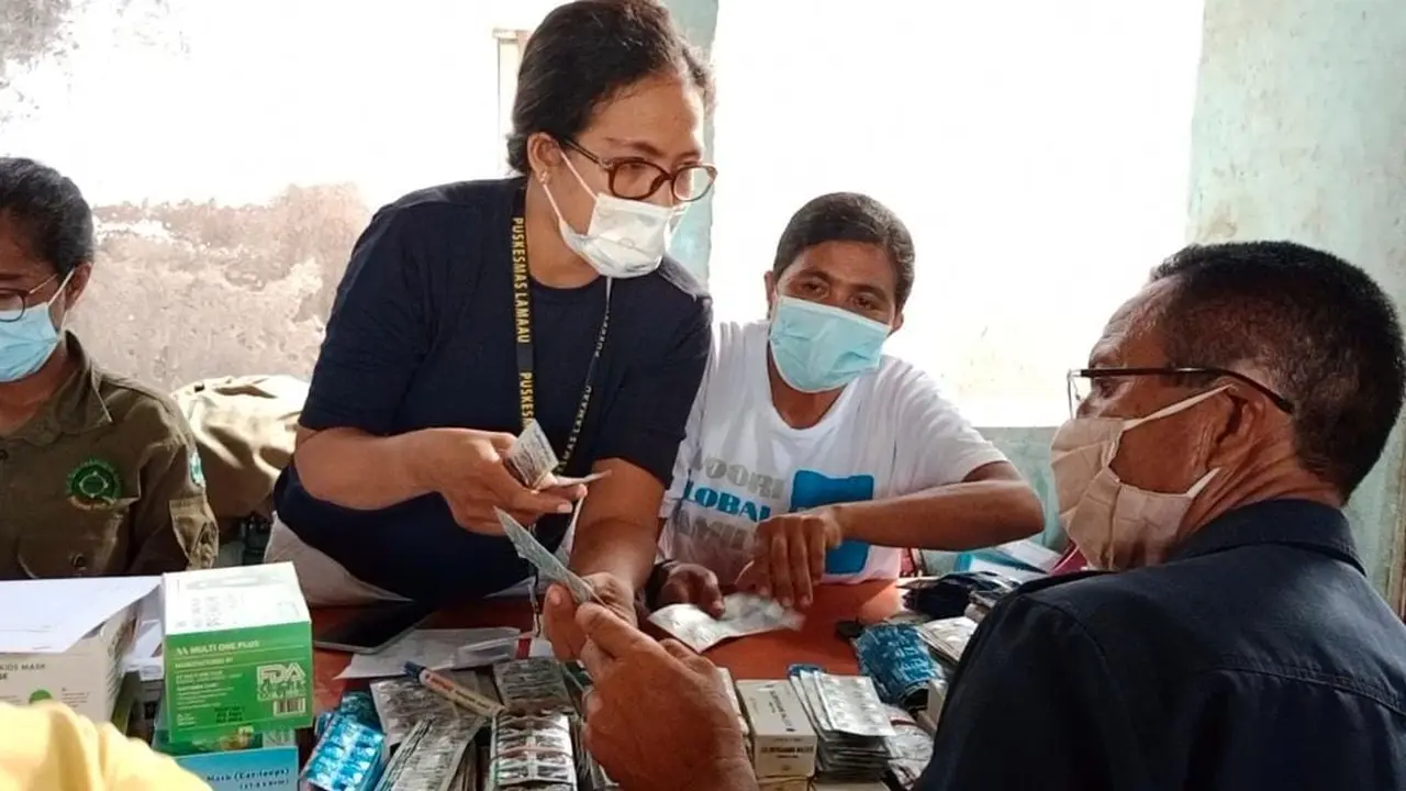 Warga Desa Jontona dan Desa Todanara yang terserang ISPA saat mendapat pelayanan kesehatan dari tenaga medis (Liputan6.com/Ola Keda)