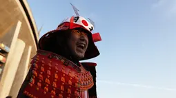Seorang fans Jepang mengenakan kostum samurai berpose jelang pertandingan  Rugby World Cup 2019 antara Jepang dan Samoa di luar City of Toyota Stadium, Tokyo, Jepang (5/10/2019). (AFP Photo/Adrian Dennis)