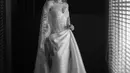 Enzy Storia terlihat cantik dalam balutan gaun siluet ramping dengan sentuhan sulaman khas Lebanon rancangan desainer ternama Monica Ivena. [Foto: IG/enzystoria].