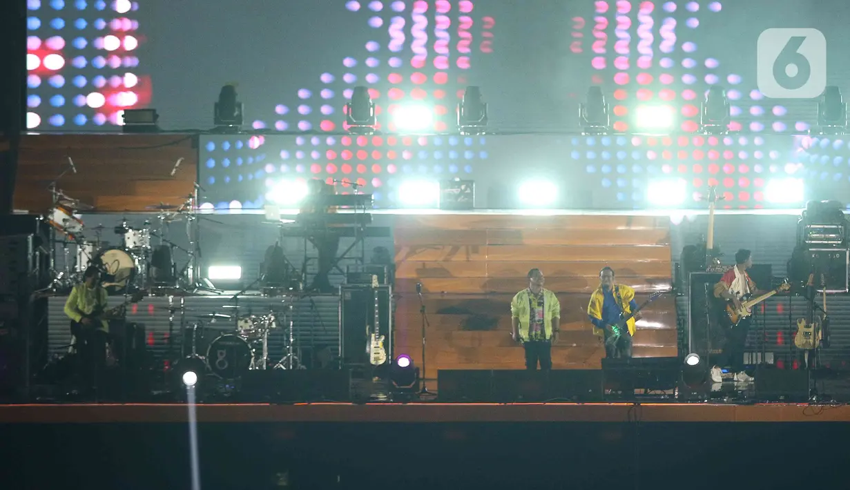 Penampilan grup band Wali beraksi dalam malam puncak Perayaan HUT ke-495 tahun Jakarta di Jakarta International Stadium (JIS), Jakarta, Sabtu (25/6/2022).  Malam puncak Jakarta Hajatan tersebut dihelat konser yang dimeriahkan oleh musisi kenamaan Tanah Air, seperti grup musik Padi, Ungu dan Wali serta penyanyi solo Reza Artamevia, Mahalini, Lea Simanjuntak dan Kojek. (Liputan6.com/Herman Zakharia)