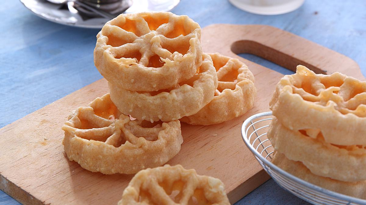 7 Resep Kembang Goyang Renyah &amp; Manis untuk Lebaran, Bikin Sendiri Yuk!