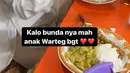 Tya Ariestya mencontohkan anak-anaknya cara menikmati makan di warteg, yaitu tanpa sendok alias menggunakan tangan langsung. (Foto: Instagram/@tya_ariestya)