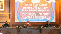 Rapat koordinasi terkait penyakit mulut dan kuku hewan bersama Gubernur Jawa Timur di Gedung Negara Grahadi, Surabaya, Senin (9/5).