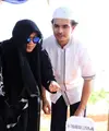 Isak tangis presenter Rina Gunawan tak henti-hentinya. Baginya, sosok almarhum ayahnya, H. TB Hibar Gunawan tidak hanya sebagai ayah, tapi juga tempat mengadu, sudah seperti sahabat. (Adrian Putra/Bintang.com)