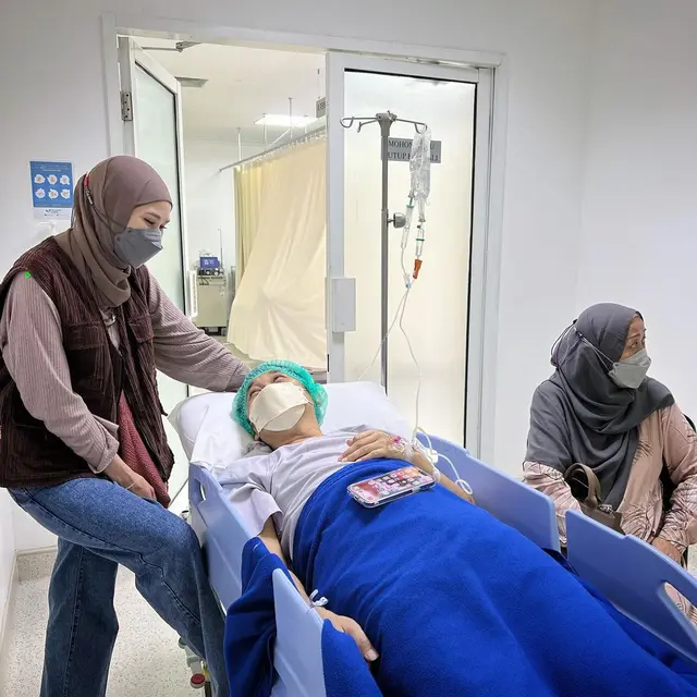 Jalani Operasi Saraf Kejepit, Ini 6 Potret Hanung Bramantyo di Rumah Sakit